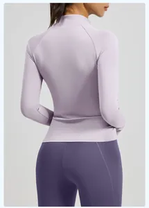 Dettaglio del retro di un set da yoga viola che mostra la vestibilità e le cuciture piatte