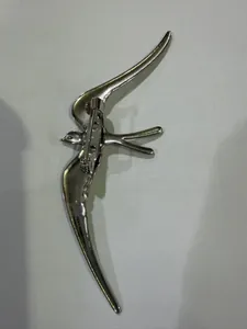Détail macro du dos de la broche montrant le fermoir argenté sécurisé et le métal