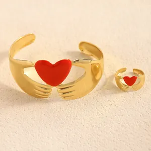 Vista detallada del conjunto de pulsera y anillo ajustables con corazón dorado