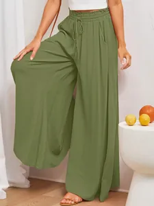 Detail der weit geschnittenen Hose mit hoher Taille, Kordelzug und Seitentaschen