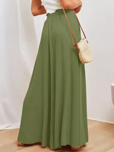 Detailansicht der olivgrünen Hose mit hoher Taille und elastischem, gefaltetem Bund