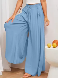 Detailansicht der himmelblauen High-Waist-Weitbeinhose mit Kordelzug und Leinentextur
