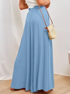 Detail der hellblauen weiten Hose mit elastischem hohem Bund und Leinentextur