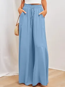 Detailansicht der hellblauen High-Waist-Hose mit weitem Bein und elastischem Kordelzug