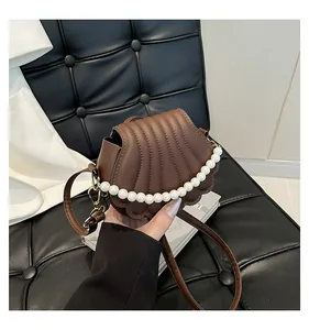 Détails du sac à main marron en forme de coquille avec des perles élégantes
