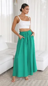 Detail der grünen weiten Hose mit hoher Taille, elastischem Bund und Kordelzug