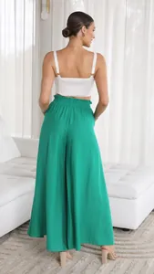 Detailansicht der Rückseite einer High-Waist-Hose mit elastischem Bund und Textur