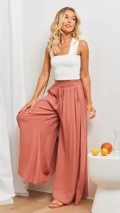 Detailansicht der High-Waist-Hose mit weitem Bein, elastischem Bund und Kordelzug