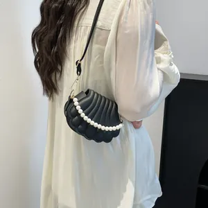 Sac bandoulière noir en forme de coquillage avec anse en perles et fermoir doré