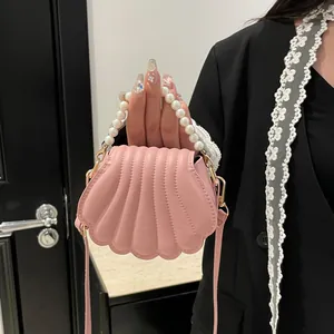 Sac à main rose en forme de coquille avec anse en perles et texture en cuir PU chic