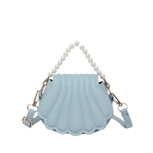 Sac à main bleu clair en forme de coquillage avec poignée perle et bandoulière
