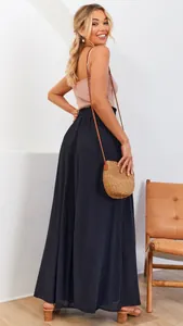 Details einer schwarzen Weitbeinhose mit hohem Bund und elastischen Falten mit Tasche