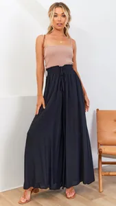 Detail der Hose mit weitem Bein, elastischem Kordelzug und rosa Strick-Camisole