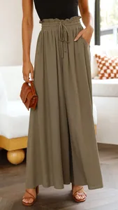 Detail einer olivgrünen Hose mit weitem Bein, Rüschenbund und Kordelzug für Damen