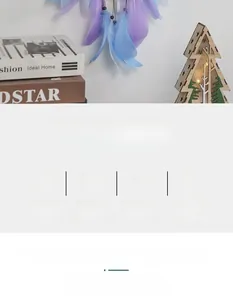 Dettaglio dell'acchiappasogni artigianale con piume blu e viola per decorazione