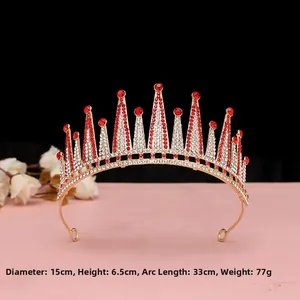Dettaglio dimensioni corona dorata da 15 cm con cristalli rossi per acconciature