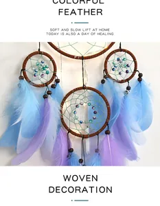 Dettaglio di acchiappasogni boho con piume blu e perline su anelli intrecciati
