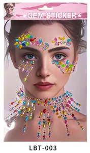 Détails de strass colorés sur le visage pour un maquillage de festival éclatant