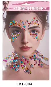 Vue détaillée des bijoux de peau papillon et fleurs pour le visage et le corps