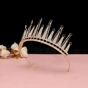 Dettaglio ravvicinato della corona da sposa dorata con cristalli zirconi neri e bianchi