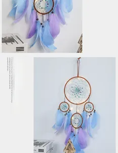 Dettaglio di acchiappasogni con luci a LED, piume e perline colorate decorative