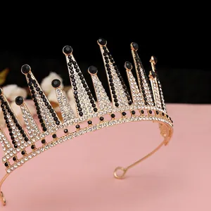 Dettaglio della corona da sposa con raggi in metallo dorato e strass bianchi e neri incastonati