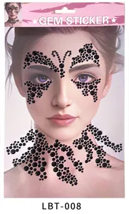Gros plan de bijoux de peau papillon noirs pour visage et cou sur carte rose