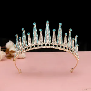 Dettaglio corona da sposa con cristalli blu e base dorata per abito da matrimonio
