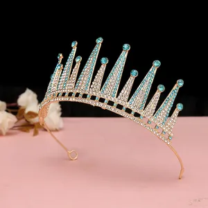 Dettaglio della corona da sposa dorata con cristalli blu e piccoli strass bianchi