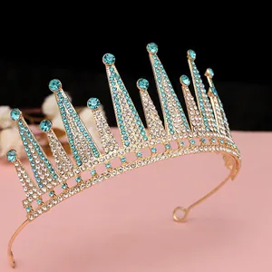 Dettaglio corona in cristallo dorato con strass azzurri e asole per il fissaggio