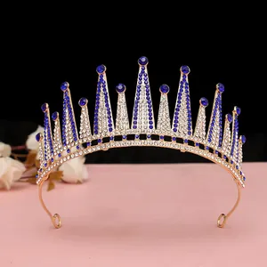 Vista macro di una corona da sposa di lusso dorata con strass blu scuro e cristalli