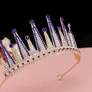 Dettaglio ravvicinato di una tiara da sposa dorata con strass blu e cristalli a punta