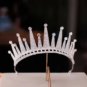 Dettaglio di una tiara da sposa argentata con strass scintillanti e punte alte