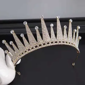 Dettaglio macro della corona da sposa dorata con strass brillanti e punte di cristallo