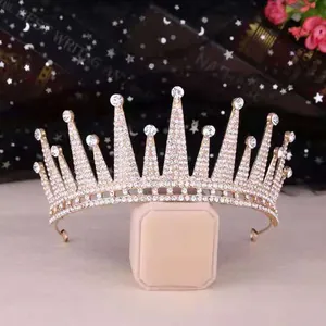 Elegante corona da sposa dorata con strass per matrimoni e acconciature da principessa
