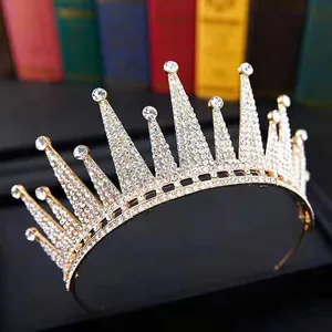 Dettaglio macro della corona da sposa dorata con cristalli scintillanti e punte eleganti