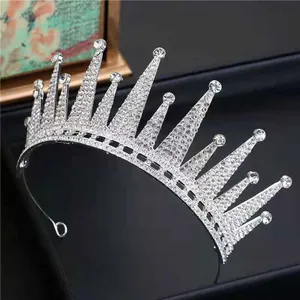 Dettaglio macro della corona da sposa in argento con cristalli e lavorazione in metallo