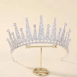 Corona da sposa scintillante in cristallo argento su un supporto decorativo