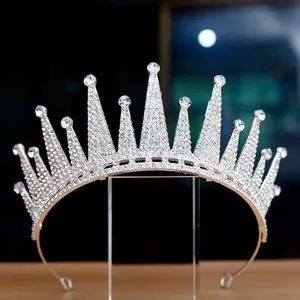 Dettaglio corona da sposa di lusso con cristalli radiosi e base in metallo dorato