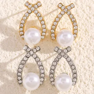 Boucles d'oreilles perles et cristaux scintillants dorées et argentées croisées
