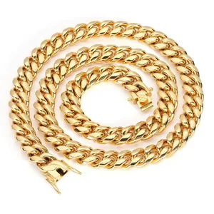 Dettaglio catena a maglia cubana in acciaio inossidabile placcato oro 18K con chiusura
