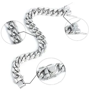 Vista macro del bracciale a maglia cubana argento con chiusura a scatola e acciaio lucido