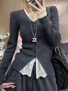 Pull en maille côtelée moulant pour femme avec dentelle blanche et détails de boutons