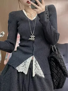 Gilet en maille gris foncé ajusté avec dentelle blanche et col en V élégant pour femmes