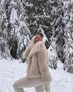 Dettaglio di un cappotto in ecopelliccia beige con ampi revers e consistenza soffice