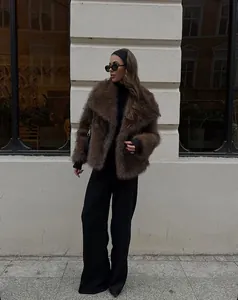 Dettaglio di un cappotto di pelliccia sintetica con ampi baveri marrone per l'inverno