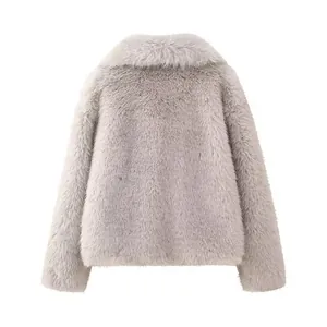 Dettaglio del retro di un cappotto in ecopelliccia lilla chiaro con ampi revers eleganti