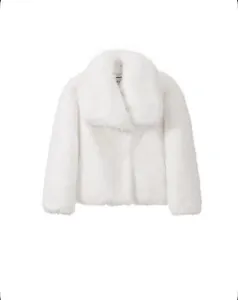 Dettaglio cappotto in ecopelliccia bianca con trama spessa e ampio collo a bavero