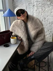Elegante cappotto in ecopelliccia beige con collo soffice e vestibilità ampia oversize