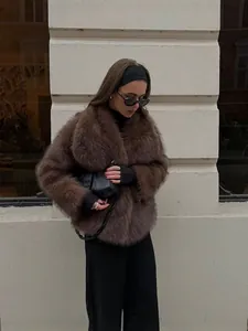 Cappotto spesso in ecopelliccia marrone con ampio bavero da donna in stile casual